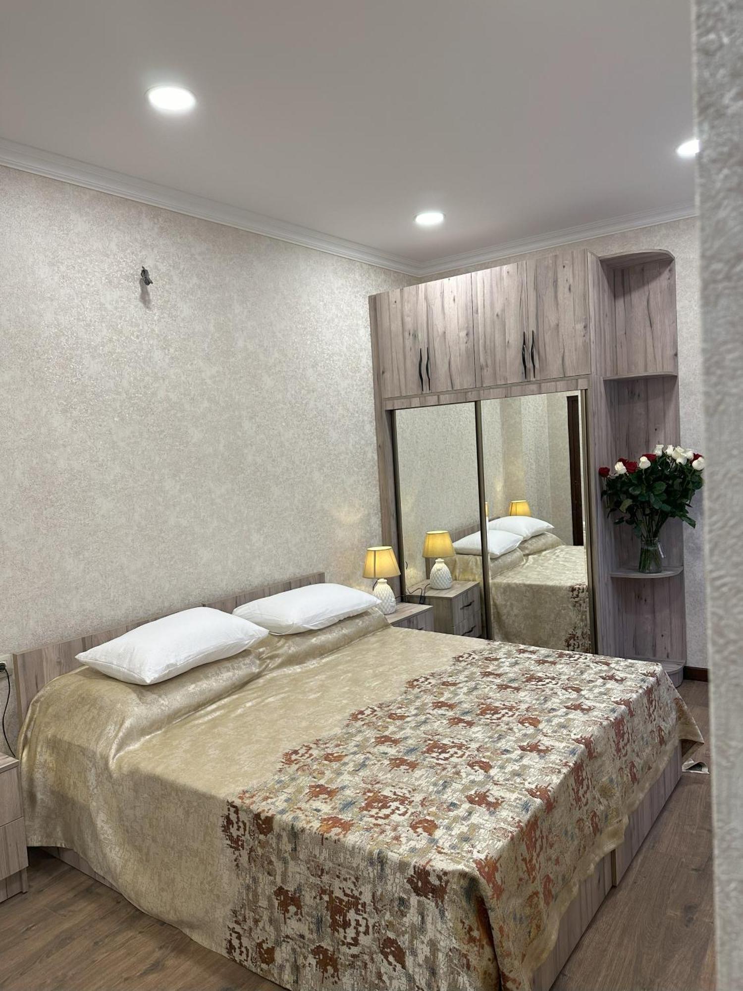 Three Palms Guest House تبليسي المظهر الخارجي الصورة