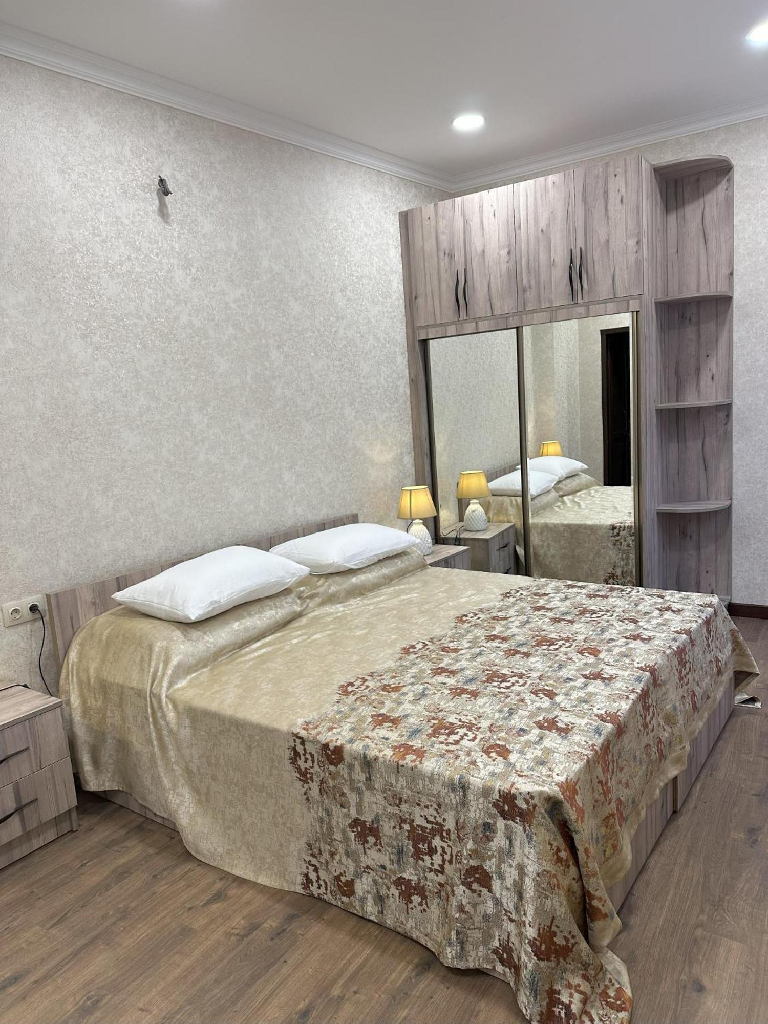 Three Palms Guest House تبليسي المظهر الخارجي الصورة