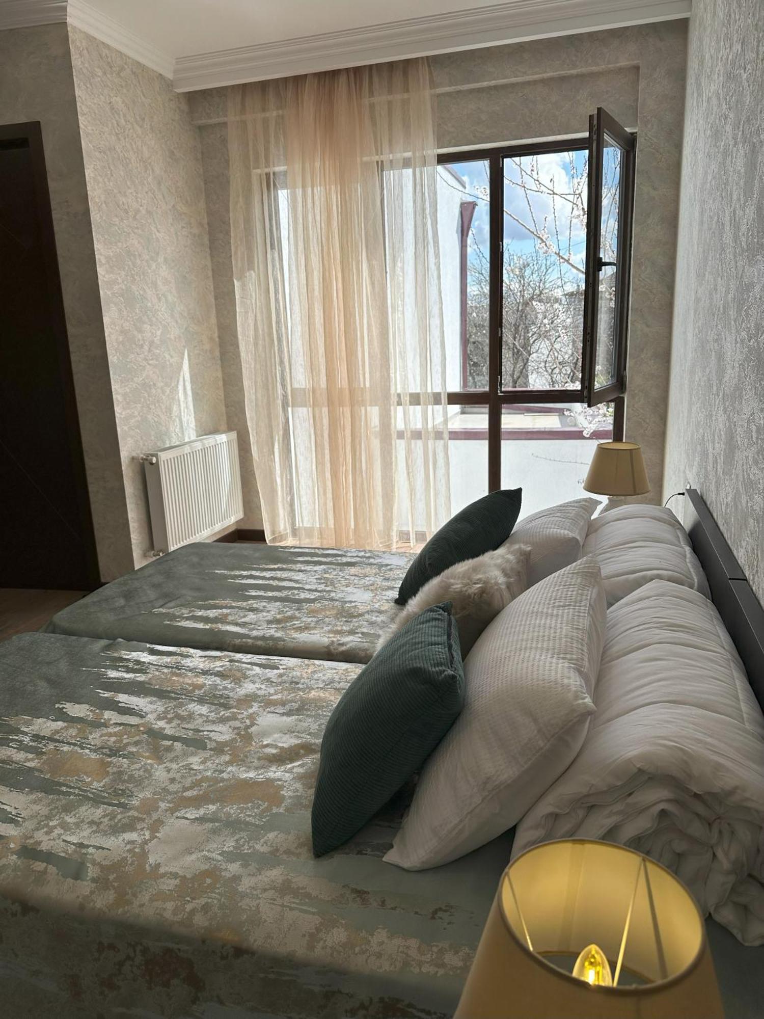 Three Palms Guest House تبليسي المظهر الخارجي الصورة