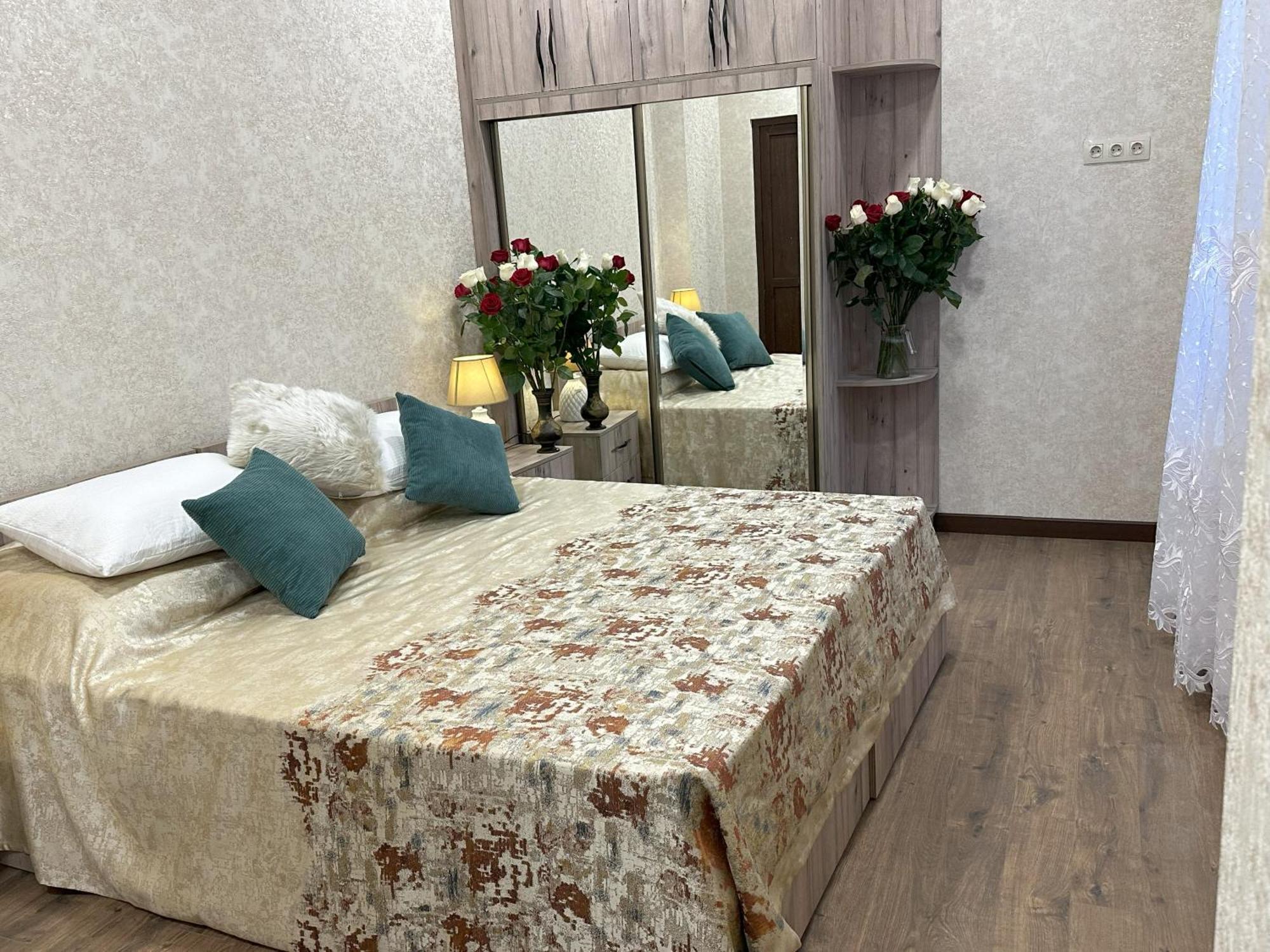 Three Palms Guest House تبليسي المظهر الخارجي الصورة