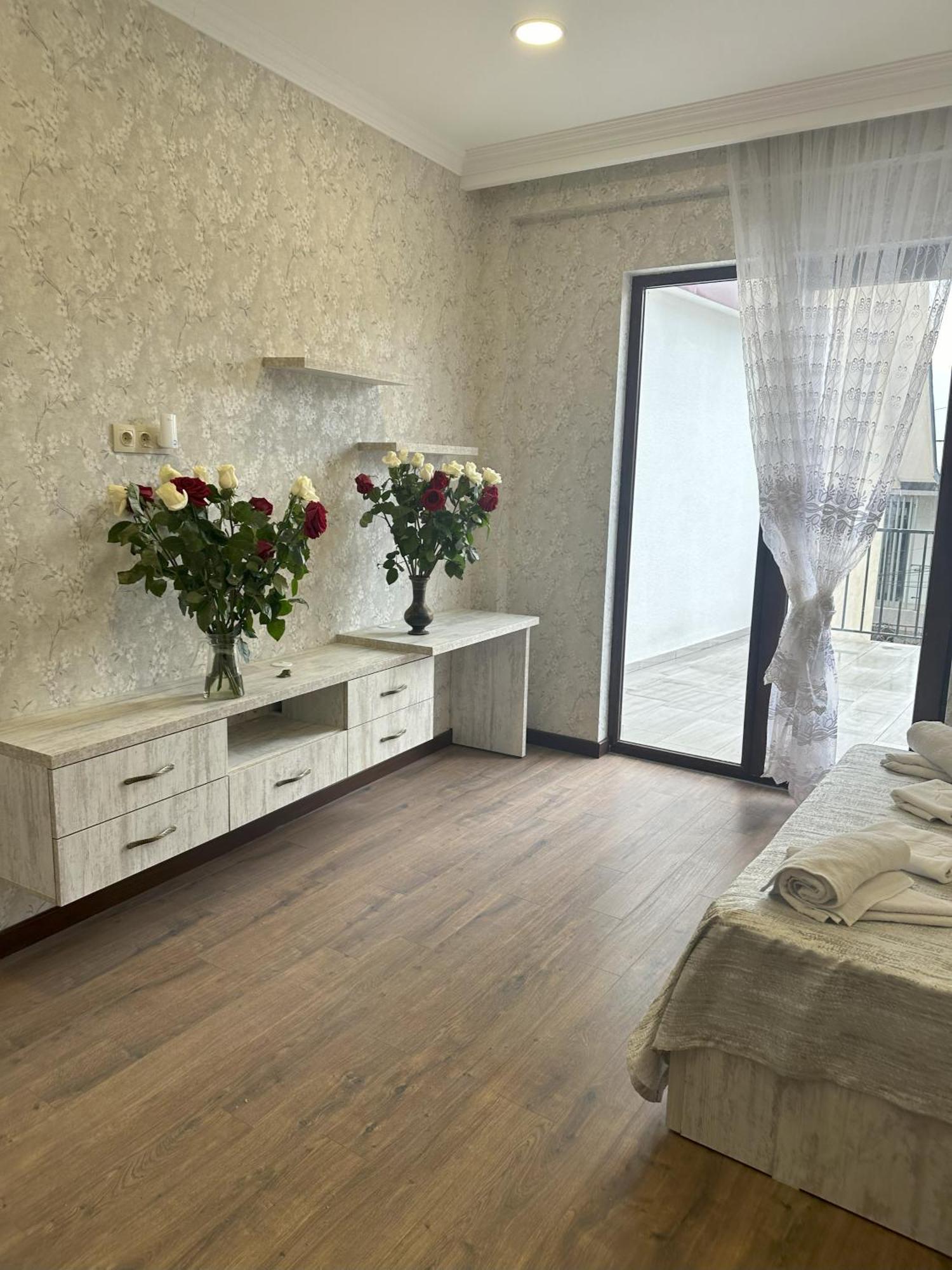 Three Palms Guest House تبليسي المظهر الخارجي الصورة