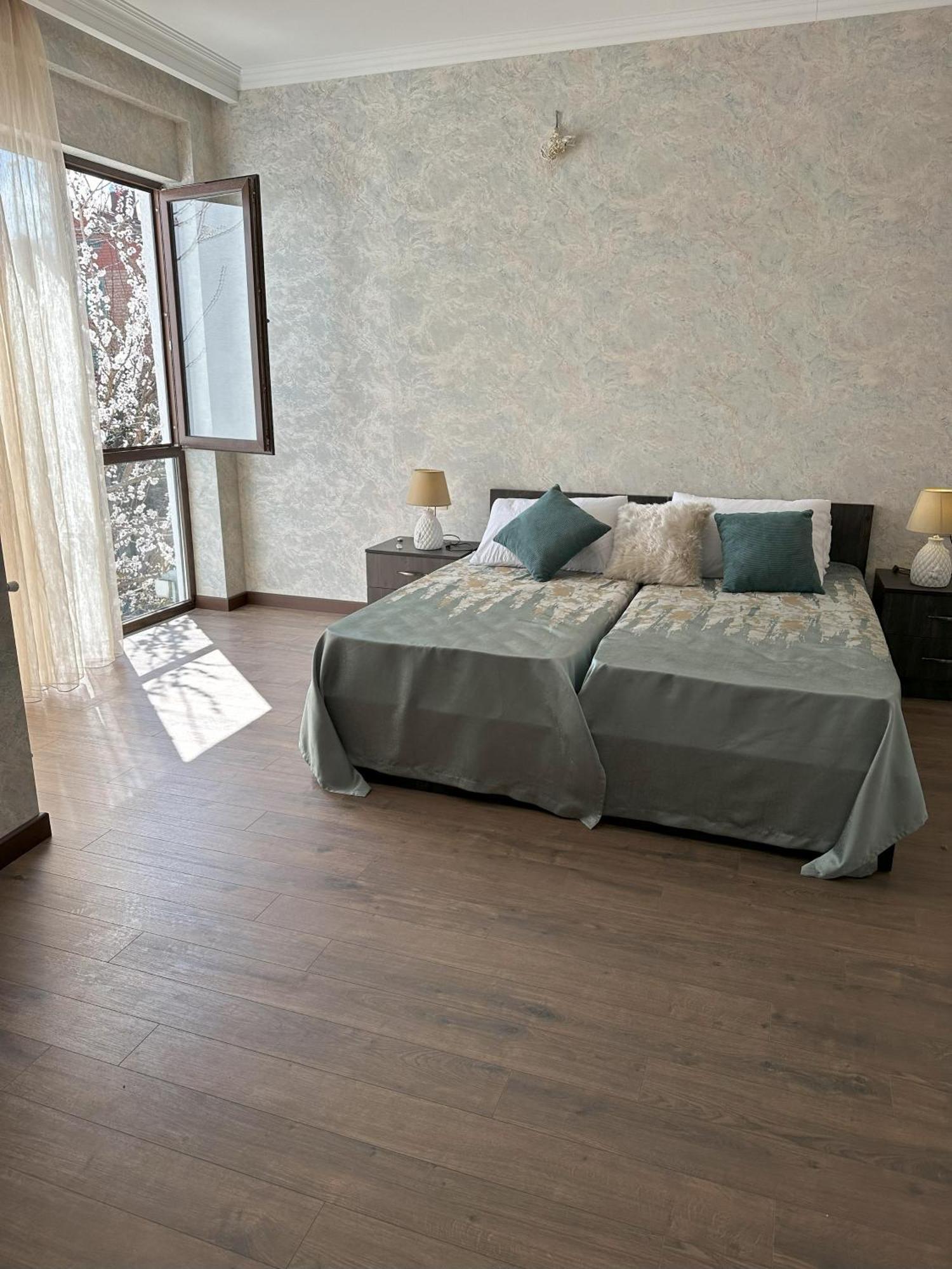 Three Palms Guest House تبليسي المظهر الخارجي الصورة