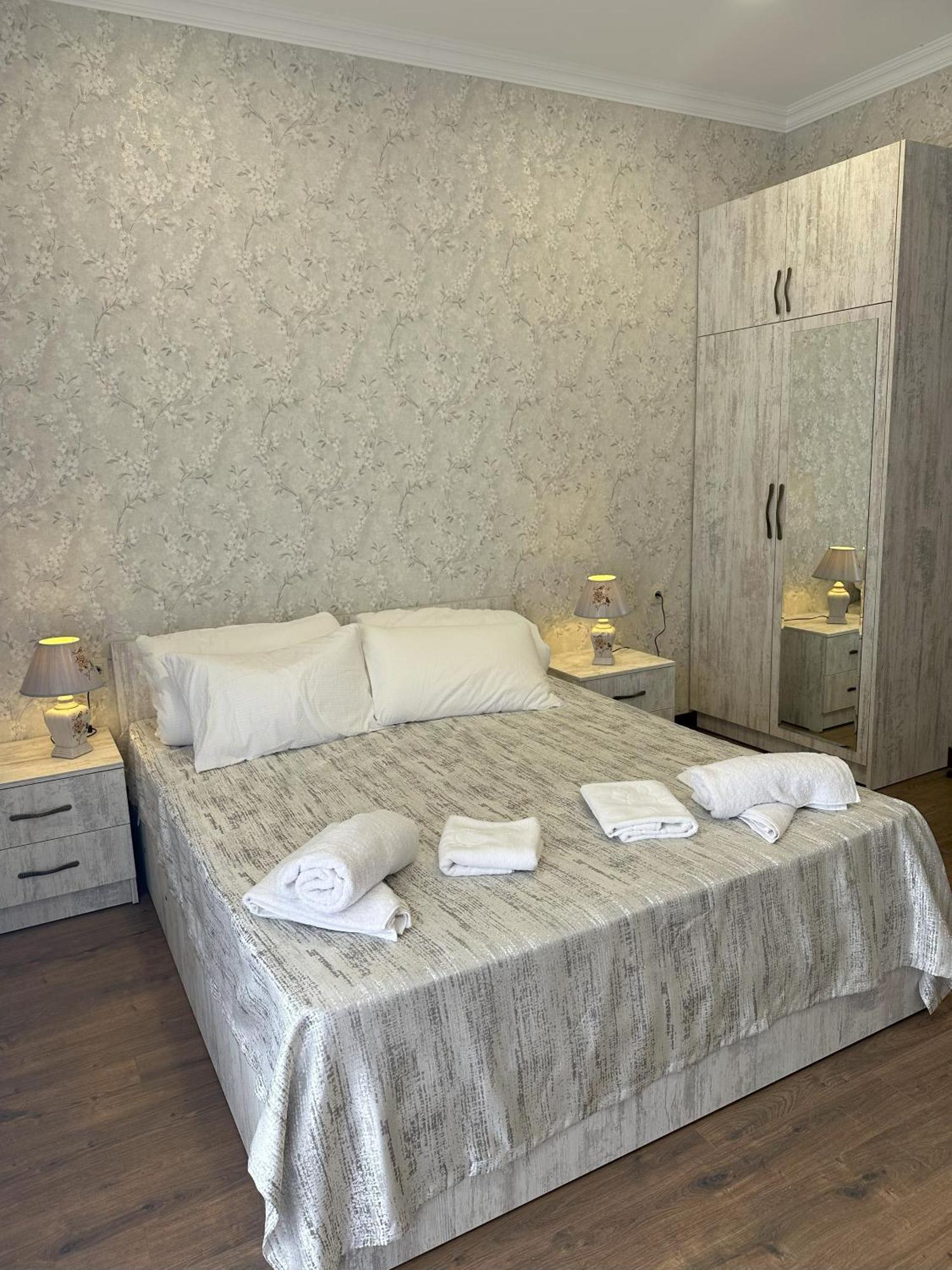 Three Palms Guest House تبليسي المظهر الخارجي الصورة