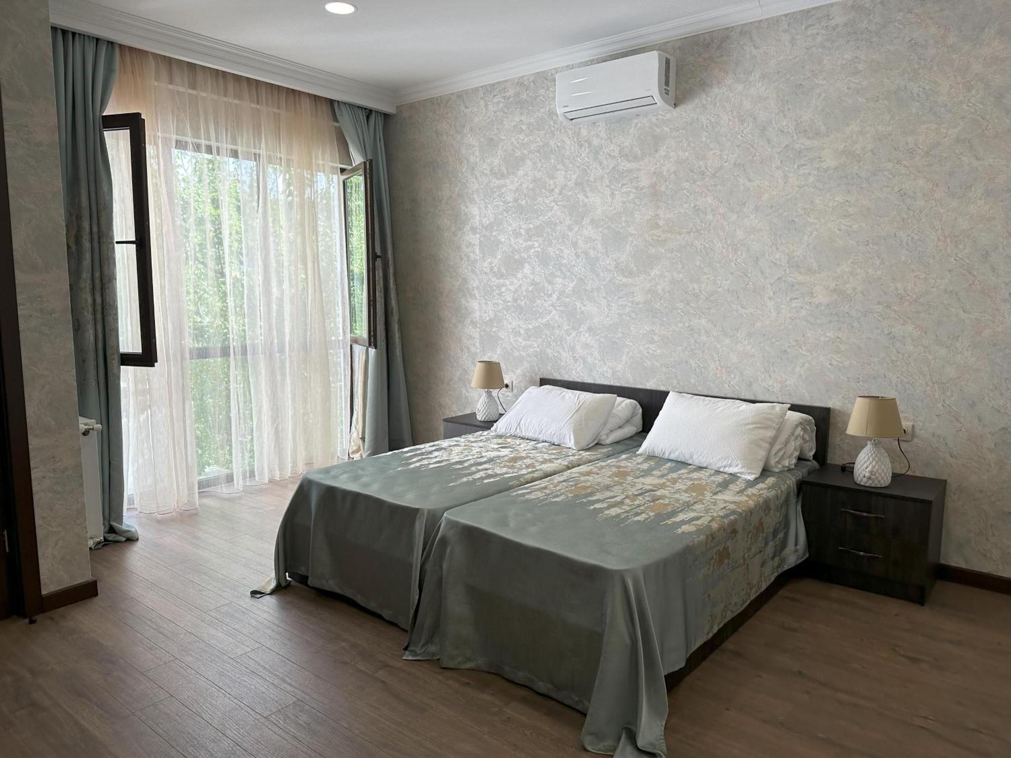 Three Palms Guest House تبليسي المظهر الخارجي الصورة