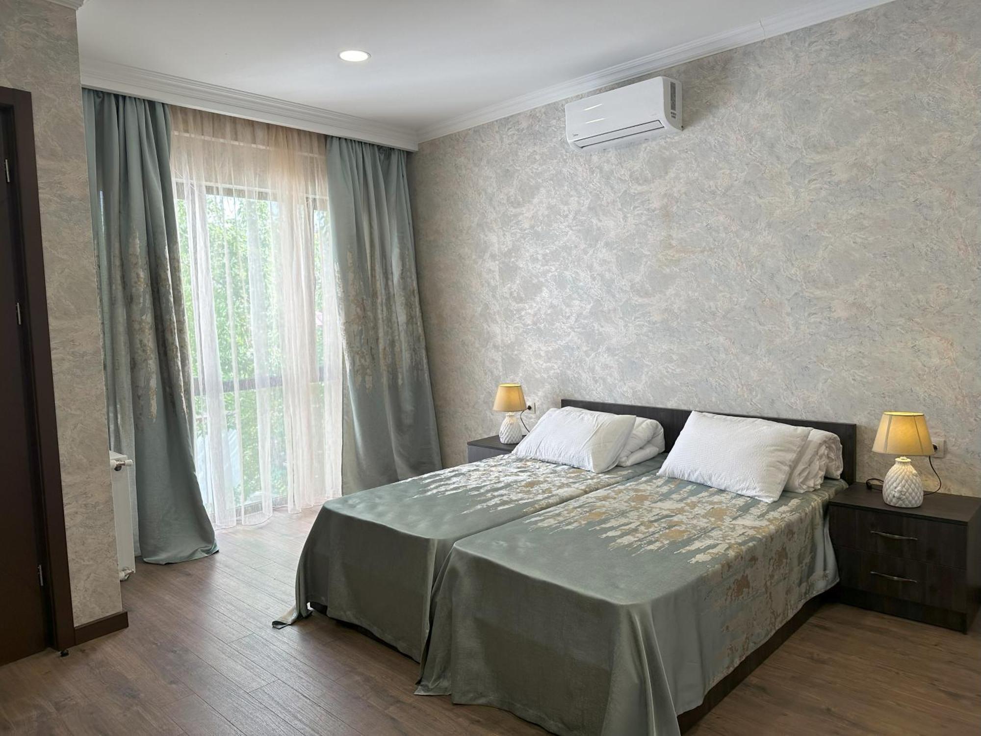 Three Palms Guest House تبليسي المظهر الخارجي الصورة